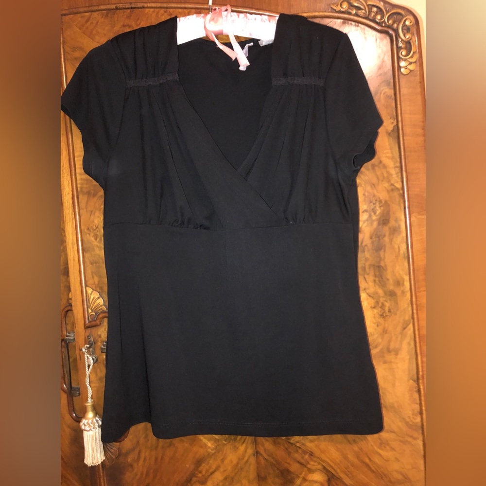 Black Investments size M cross cross front top figure flattering